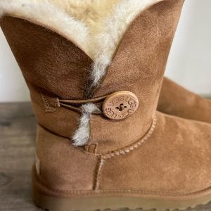 Bailey Button Uggs Size 7